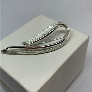 Vintage Sarah Coventry silver loop brooch